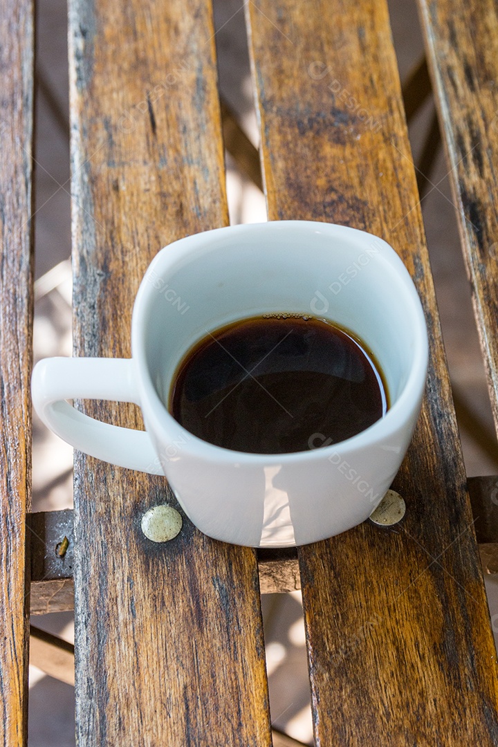 xícara de café em uma mesa de madeira no Rio de Janeiro.