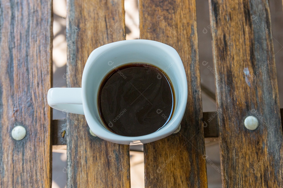 xícara de café em uma mesa de madeira no Rio de Janeiro.