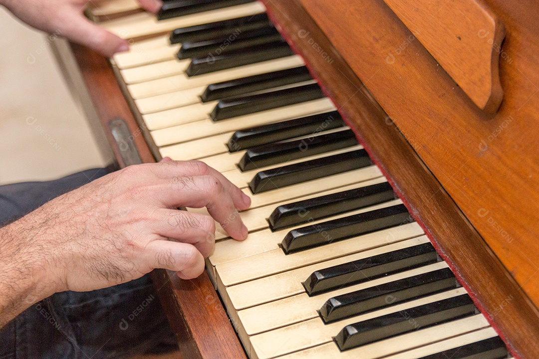 mãos de um homem branco tocando piano no Rio de Janeiro Brasil.