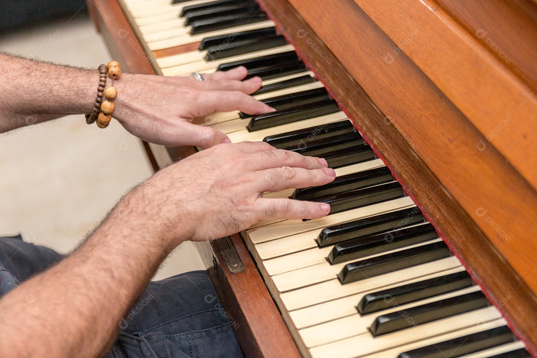 mãos de um homem branco tocando piano no Rio de Janeiro Brasil.