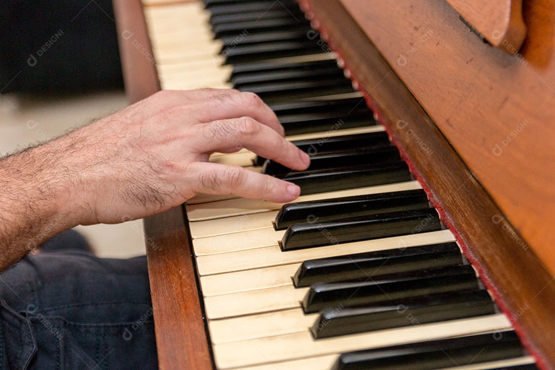 mãos de um homem branco tocando piano no Rio de Janeiro Brasil.