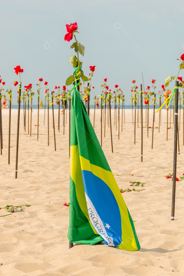 Bandeira do Brasil com rosas ao fundo na praia de Copacabana no Rio de Janeiro Brasil.