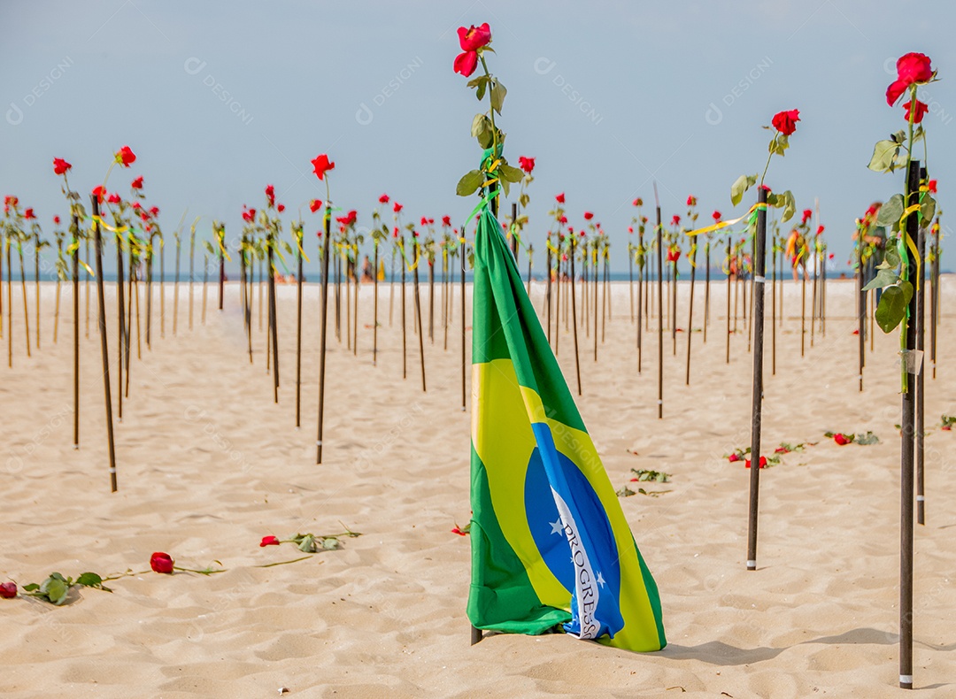 Bandeira do Brasil com rosas ao fundo na praia de Copacabana no Rio de Janeiro Brasil.