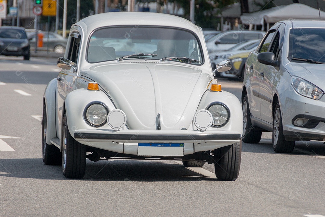 carro branco em uma rua de Copacabana no Rio de Janeiro Brasil.