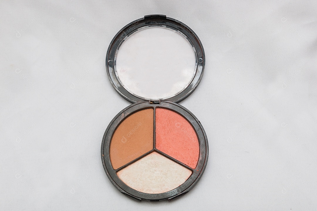 maquiagem, pó compacto para o rosto em um fundo branco no Rio de Janeiro.