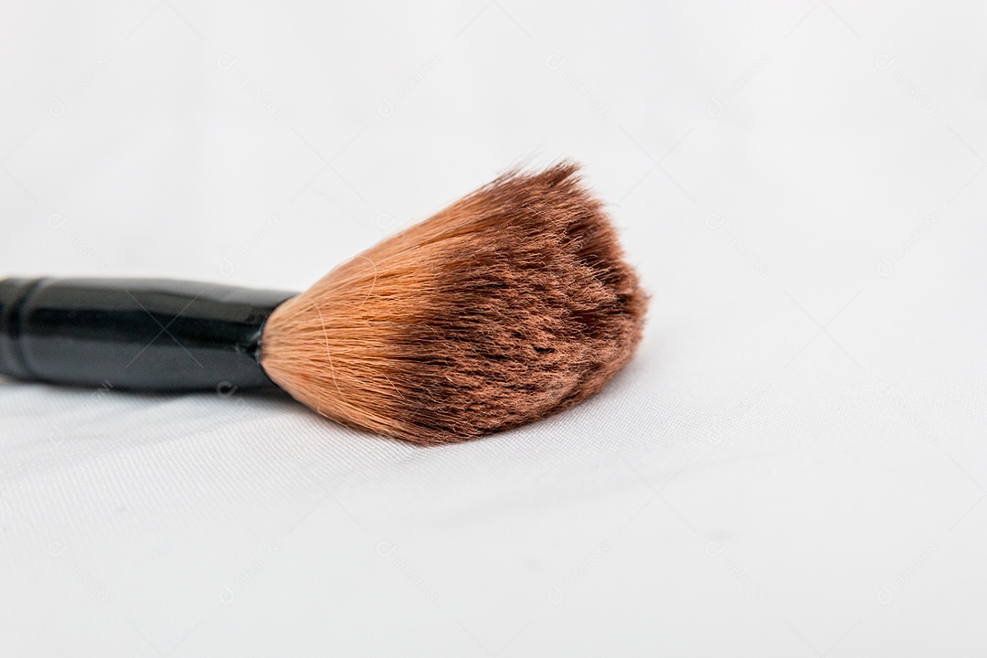 pincel de maquiagem com fundo branco no rio de janeiro.