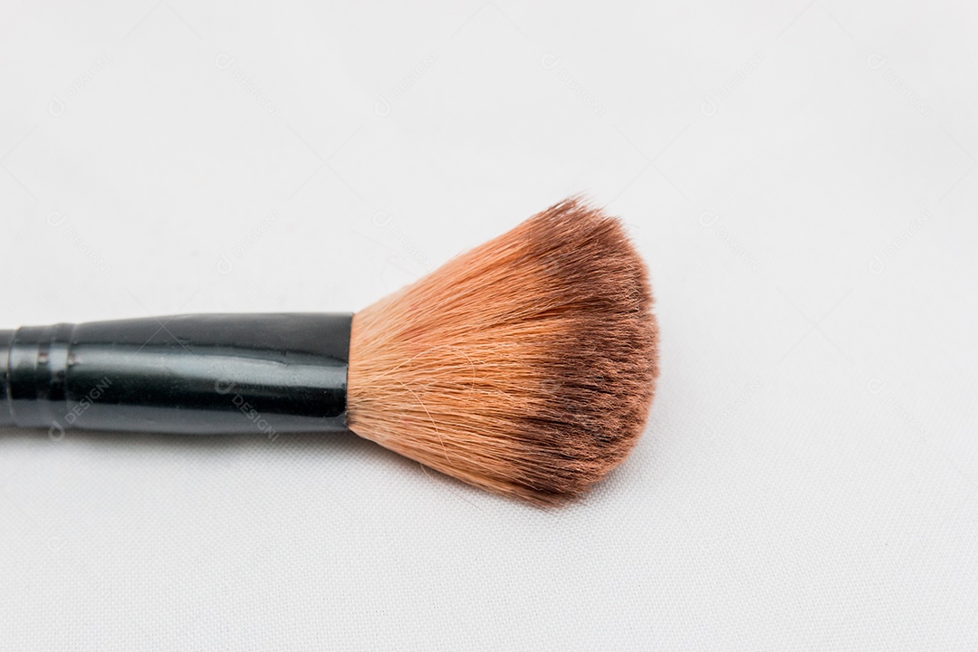 pincel de maquiagem com fundo branco no rio de janeiro.