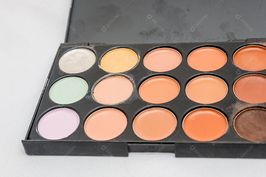 maquiagem, paleta de sombras em um fundo branco no Rio de Janeiro.