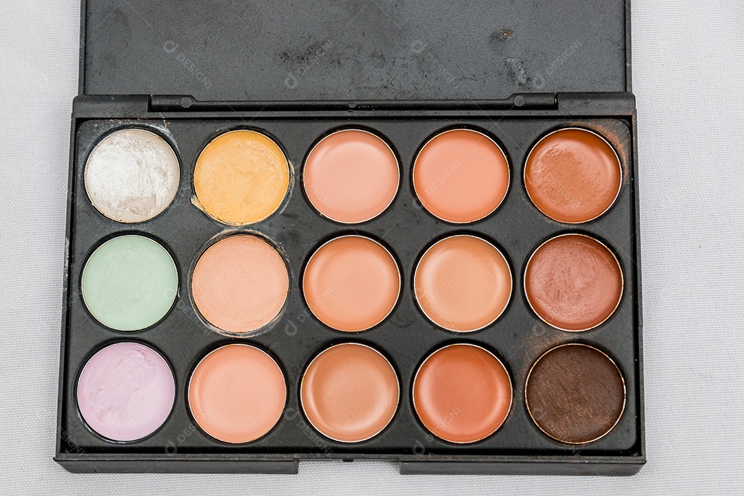 maquiagem, paleta de sombras em um fundo branco no Rio de Janeiro.