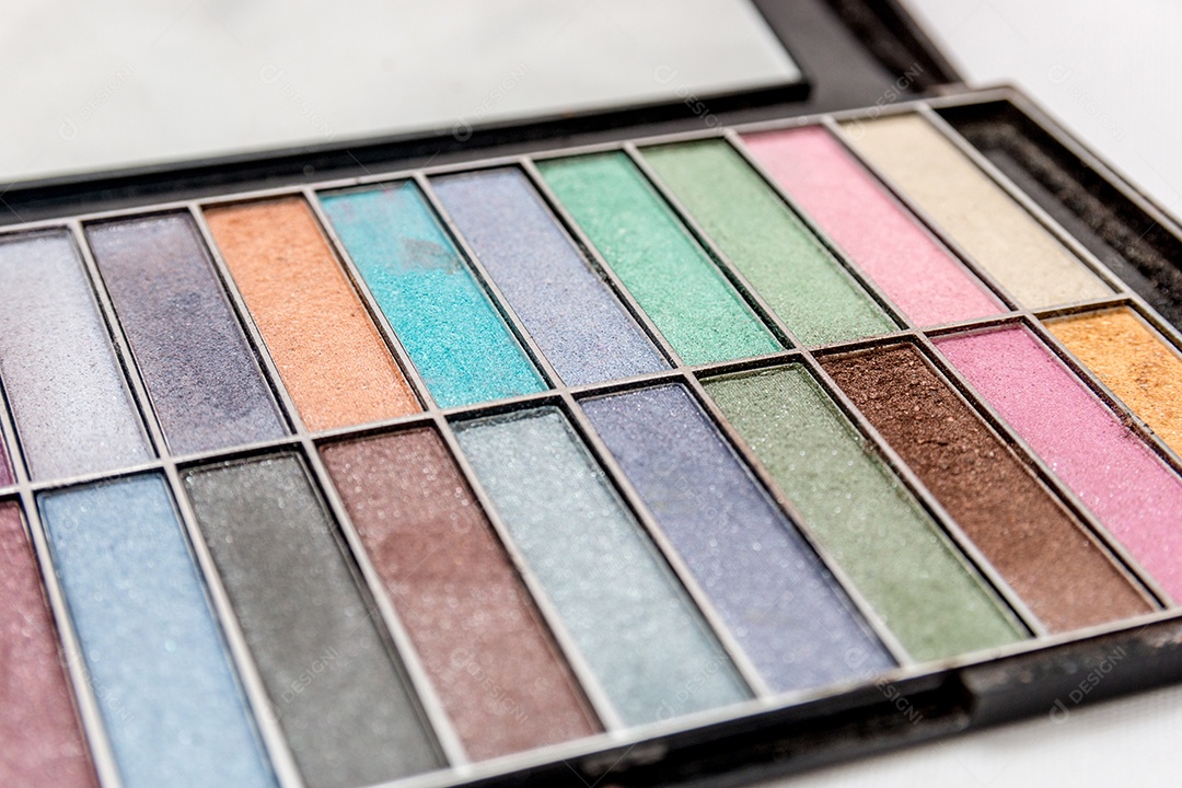 maquiagem, paleta de sombras em um fundo branco no Rio de Janeiro.