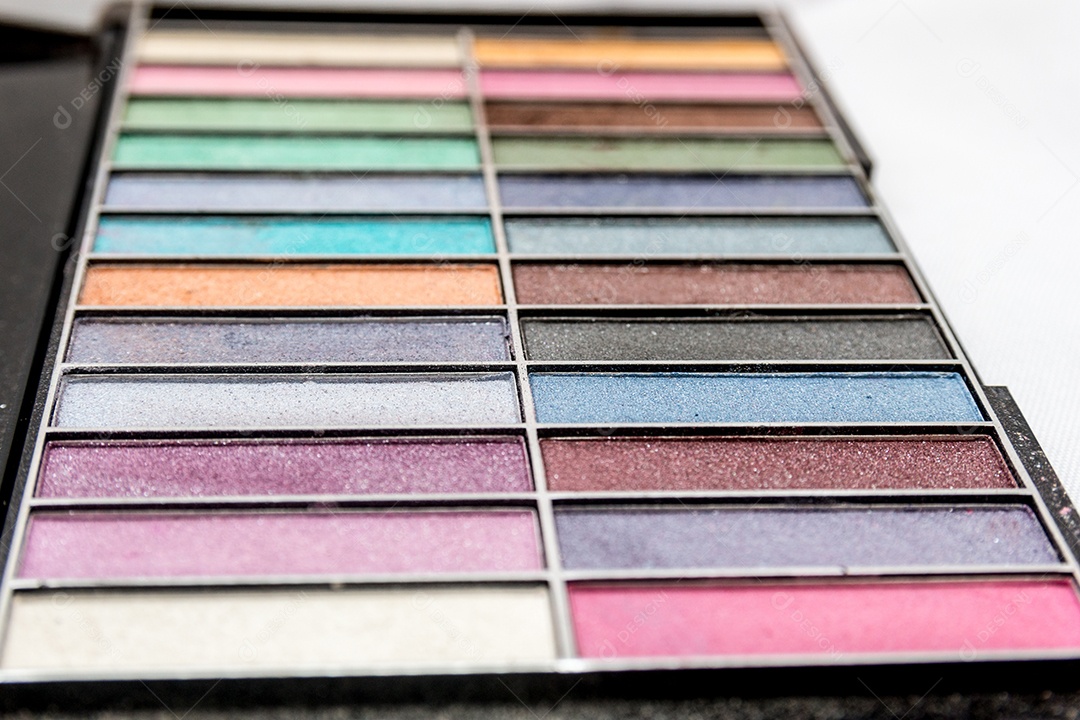 maquiagem, paleta de sombras em um fundo branco no Rio de Janeiro.