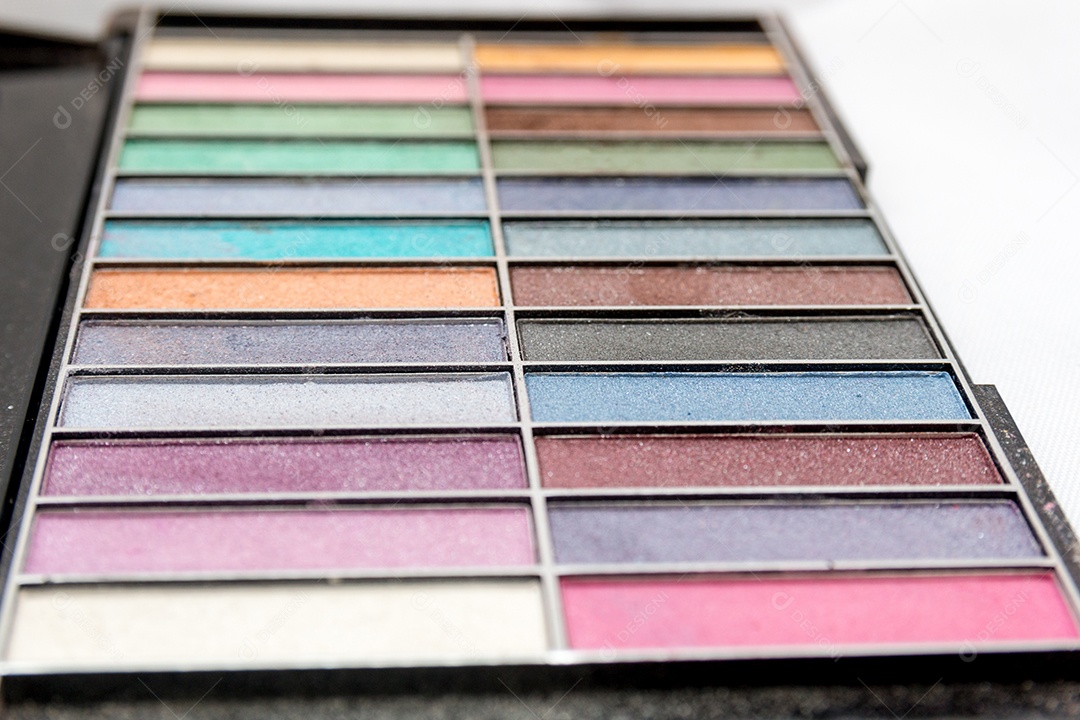 maquiagem, paleta de sombras em um fundo branco no Rio de Janeiro.