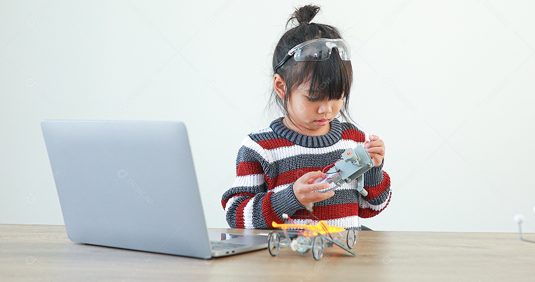 Meninas asiáticas bonitinhas estudantes crianças aprendendo a pesquisar