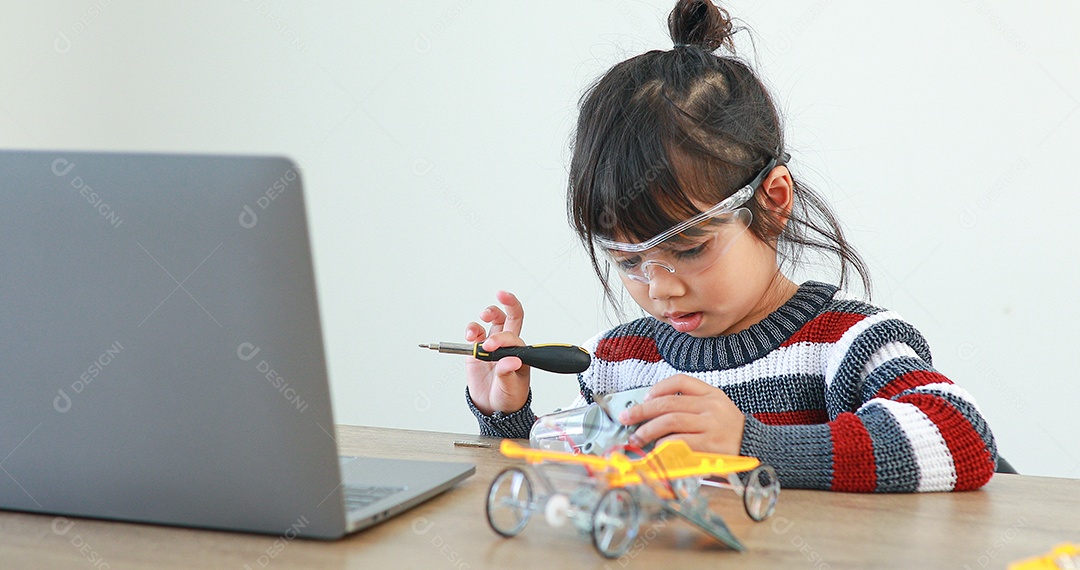 Meninas asiáticas bonitinhas estudantes crianças aprendendo a pesquisar