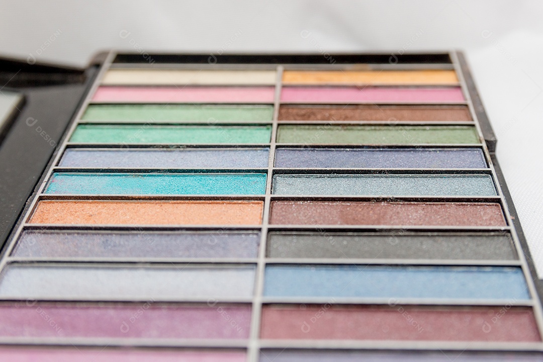 maquiagem, paleta de sombras em um fundo branco no Rio de Janeiro.