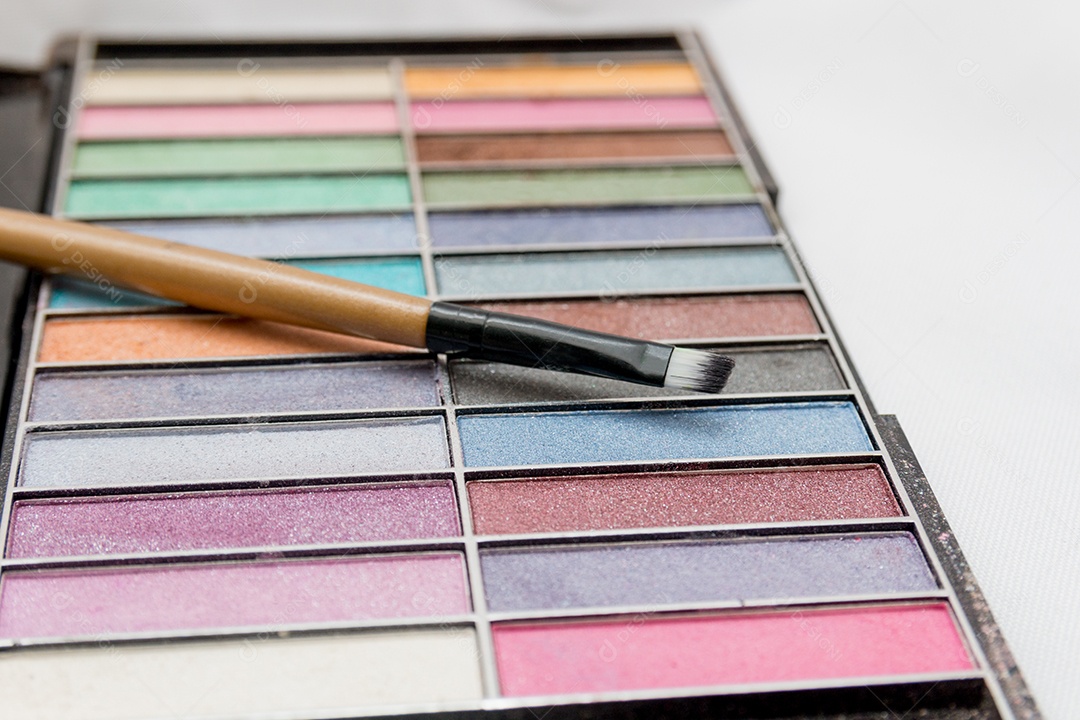 maquiagem, paleta de sombras em um fundo branco no Rio de Janeiro.