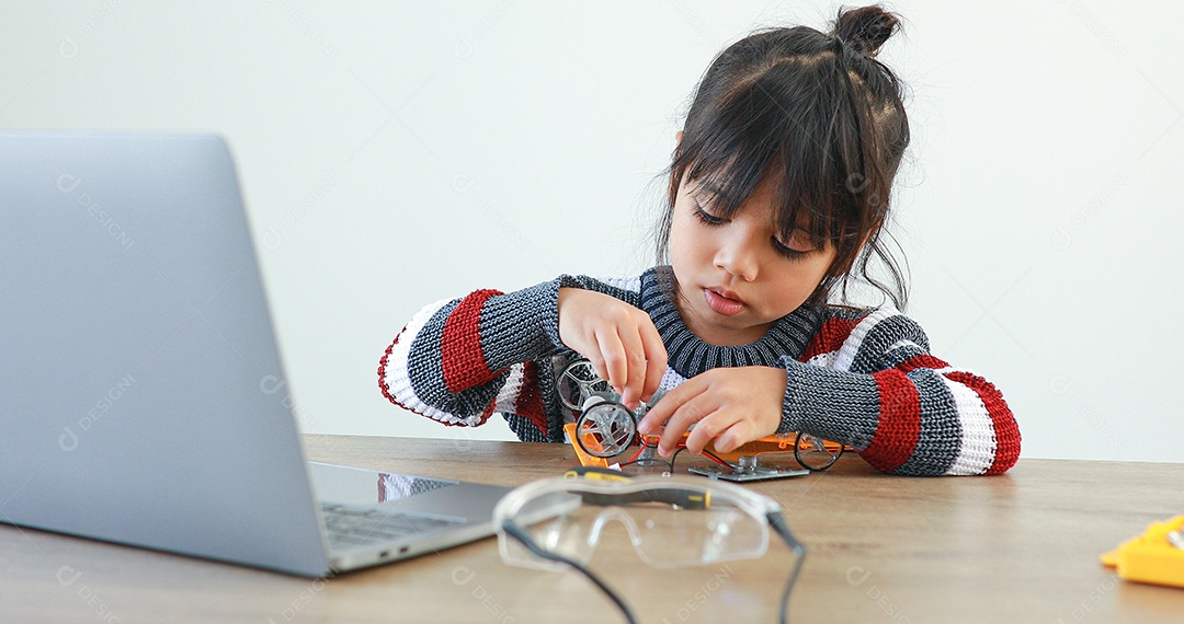 Meninas asiáticas bonitinhas estudantes crianças aprendendo a pesquisar