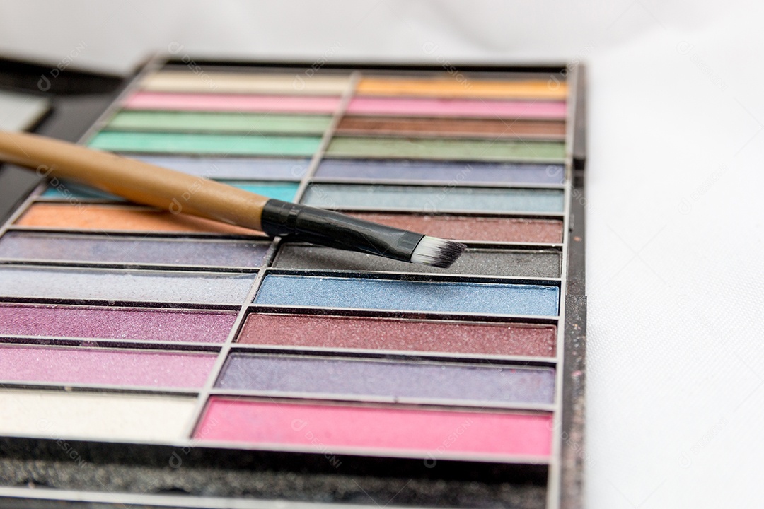 maquiagem, paleta de sombras em um fundo branco no Rio de Janeiro.
