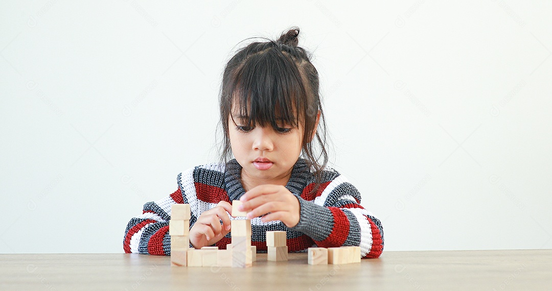 Menina brincando com blocos de madeira