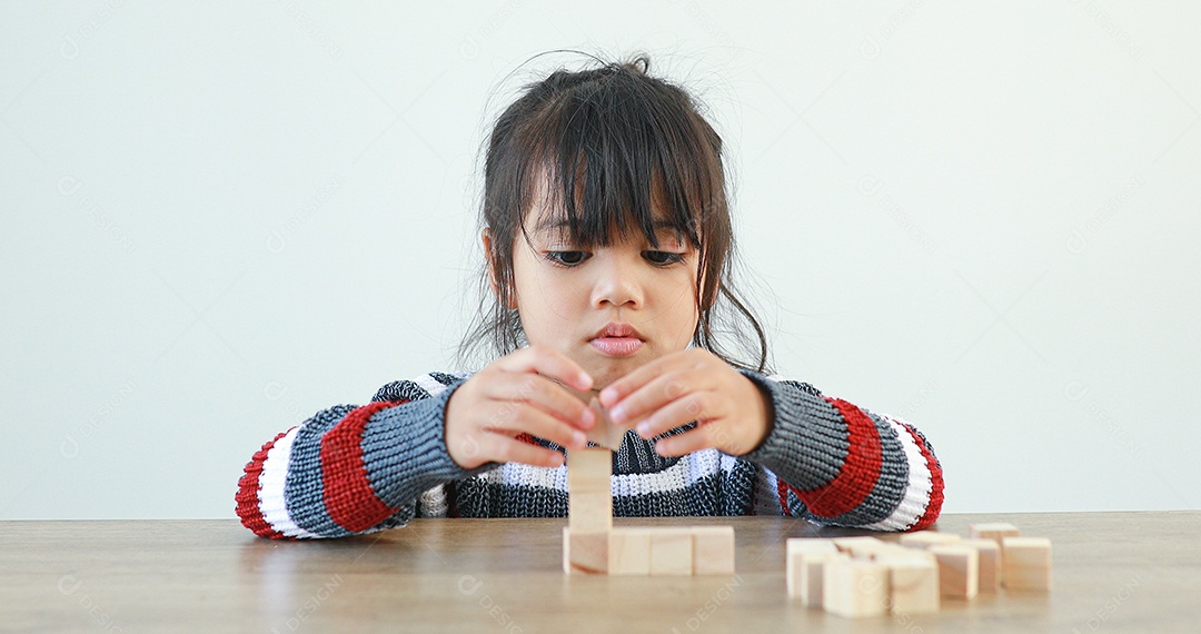 Menina brincando com blocos de madeira