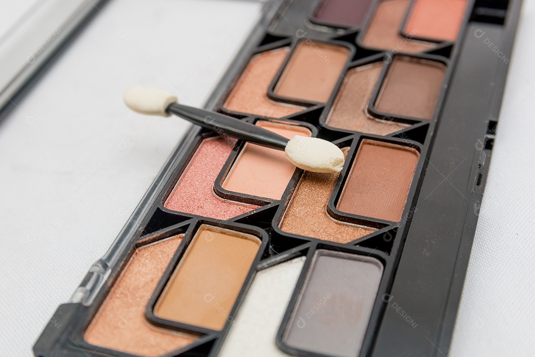 maquiagem, paleta de sombras em um fundo branco no Rio de Janeiro.