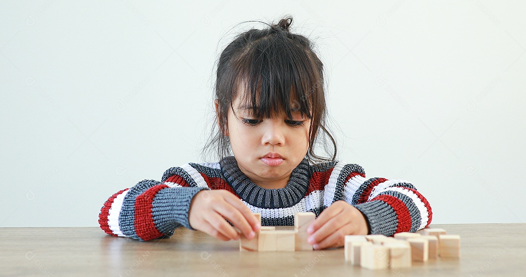 Menina brincando com blocos de madeira