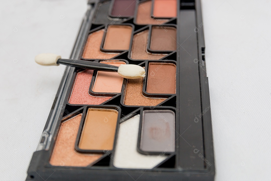 maquiagem, paleta de sombras em um fundo branco no Rio de Janeiro.