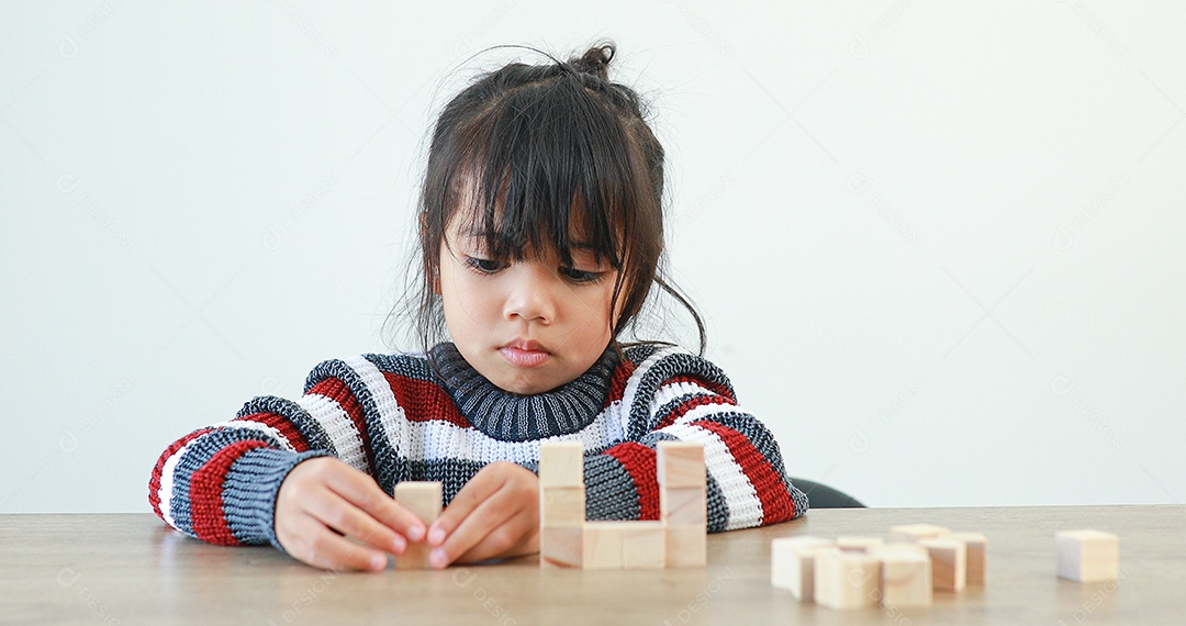 Menina brincando com blocos de madeira