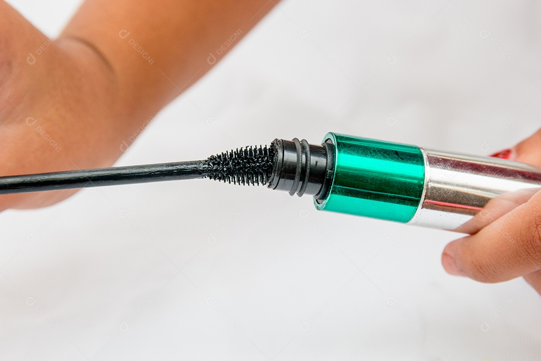 delineador em um fundo branco no rio de janeiro.