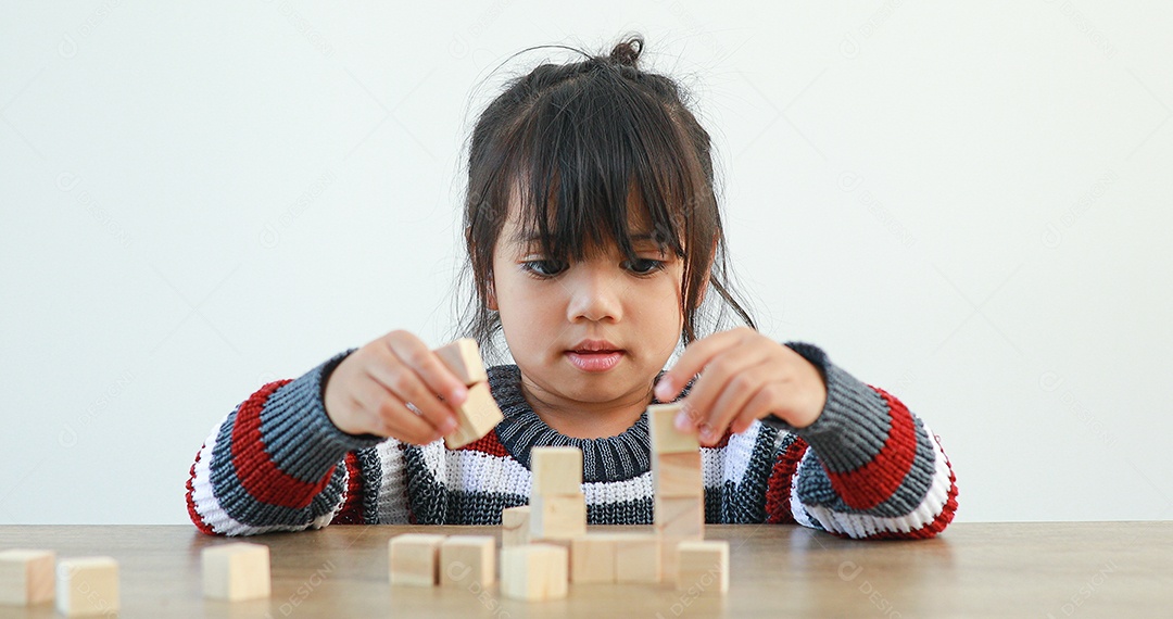 Menina brincando com blocos de madeira