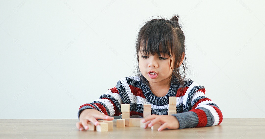 Menina brincando com blocos de madeira