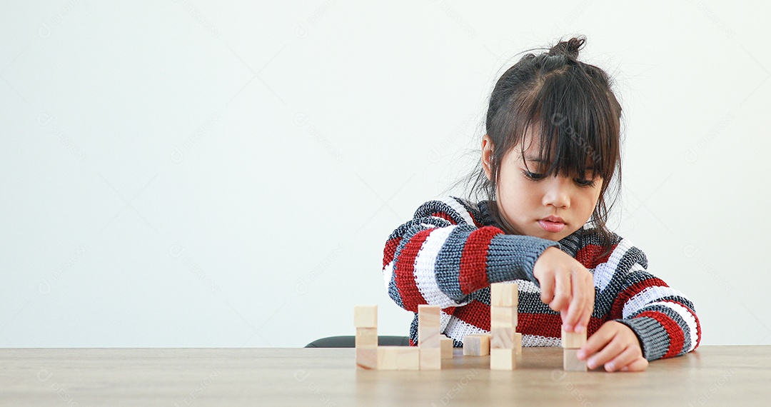 Menina brincando com blocos de madeira