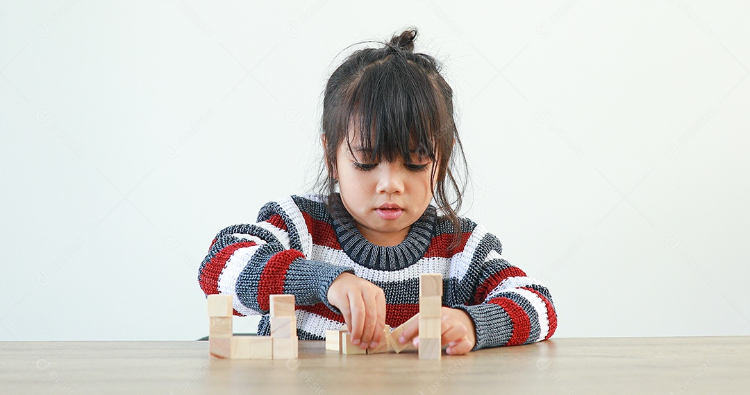 Menina brincando com blocos de madeira