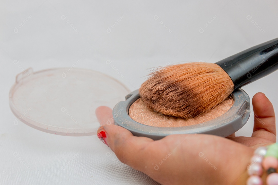 pincel de maquiagem com fundo branco no rio de janeiro.