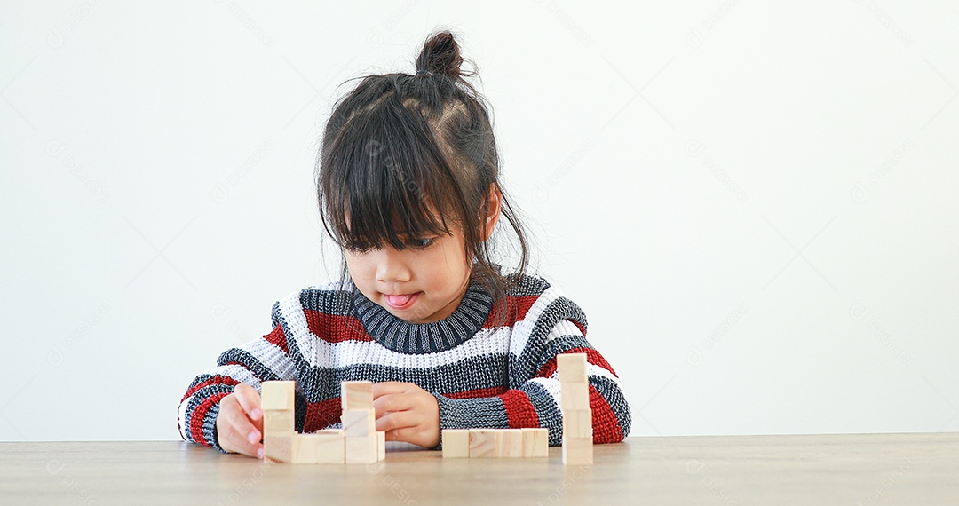 Menina brincando com blocos de madeira