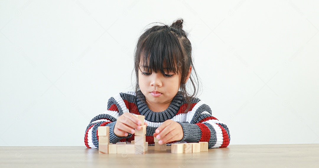 Menina brincando com blocos de madeira