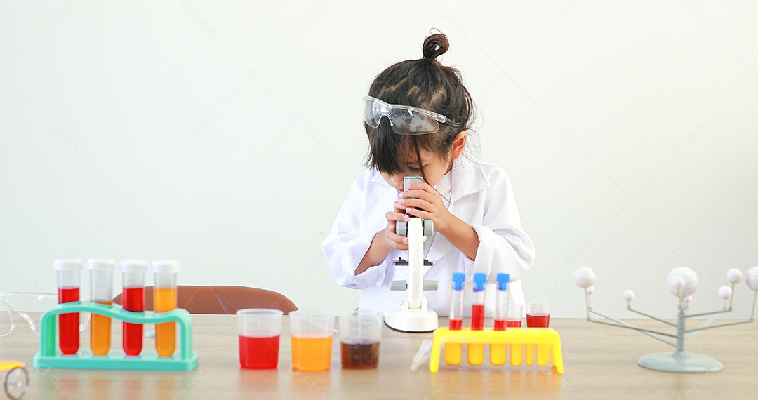 Menina asiática bonitinha estudante criança aprendendo a pesquisar