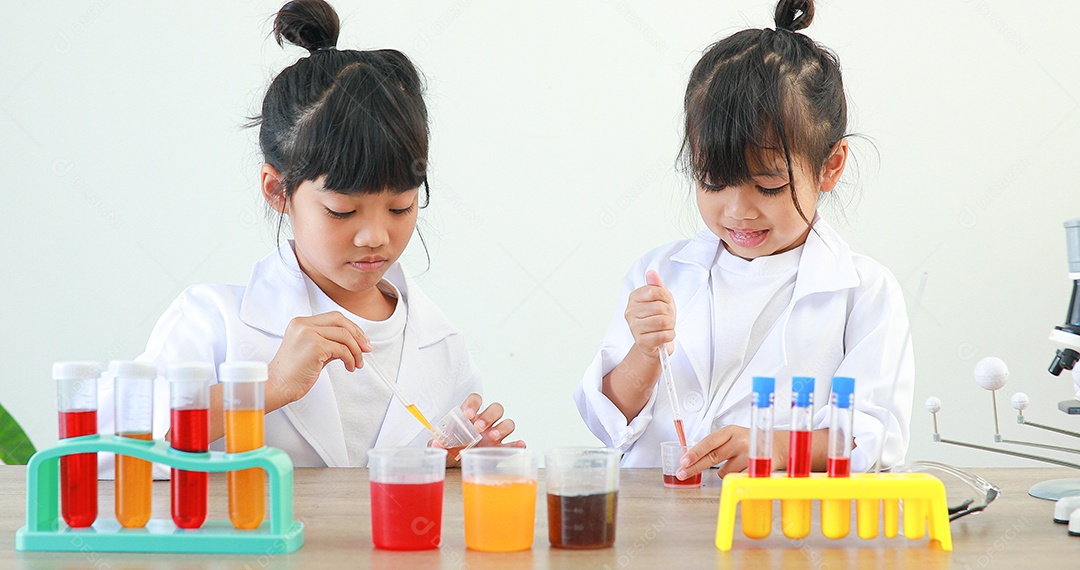 Meninas asiáticas bonitinhas estudantes crianças aprendendo a pesquisar