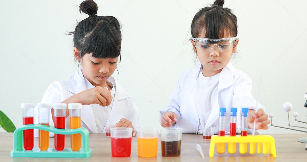 Meninas asiáticas bonitinhas estudantes crianças aprendendo a pesquisar