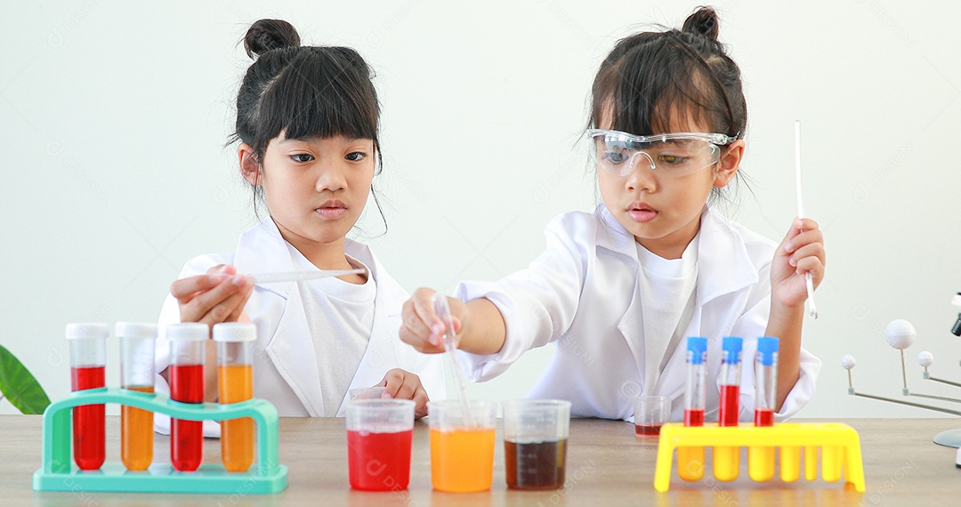 Meninas asiáticas bonitinhas estudantes crianças aprendendo a pesquisar