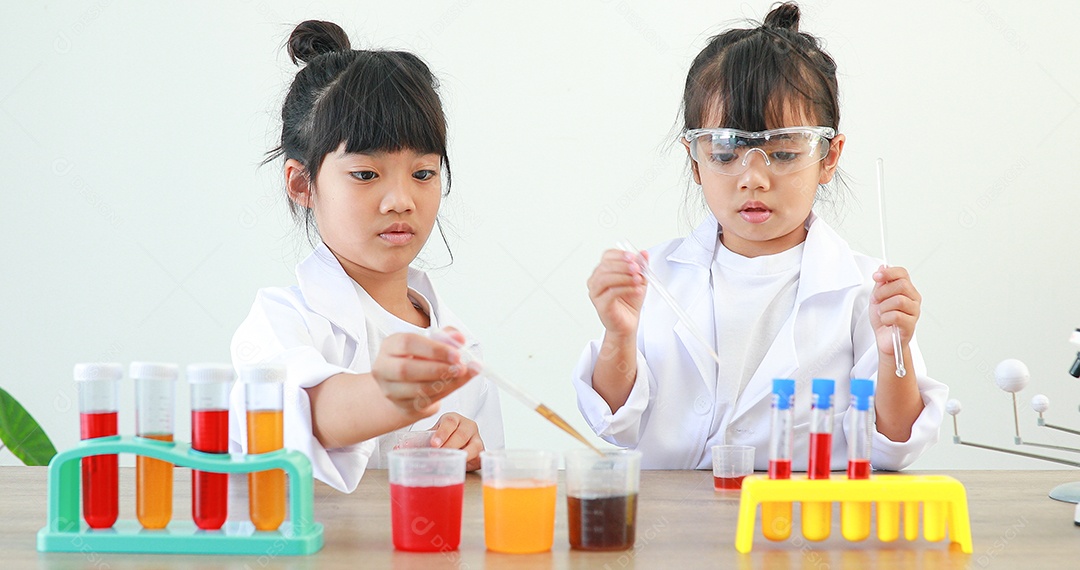 Meninas asiáticas bonitinhas estudantes crianças aprendendo a pesquisar