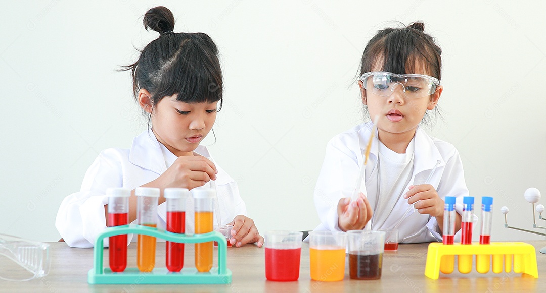 Meninas asiáticas bonitinhas estudantes crianças aprendendo a pesquisar