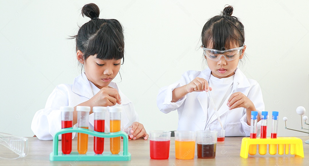 Meninas asiáticas bonitinhas estudantes crianças aprendendo a pesquisar