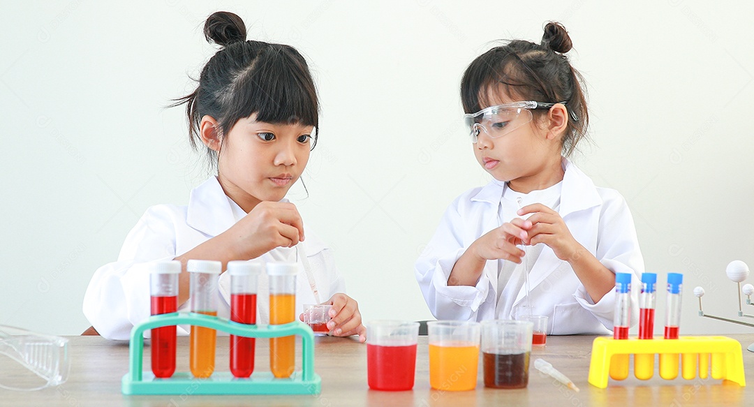 Meninas asiáticas bonitinhas estudantes crianças aprendendo a pesquisar