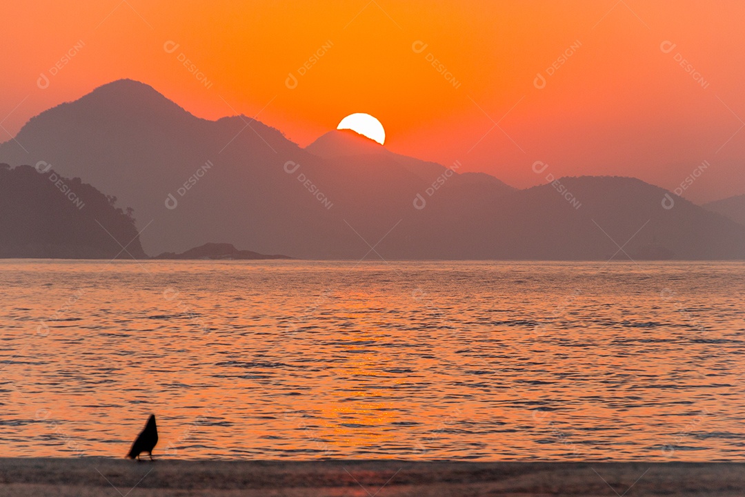 Nascer do sol na praia de Copacabana, no Rio de Janeiro.