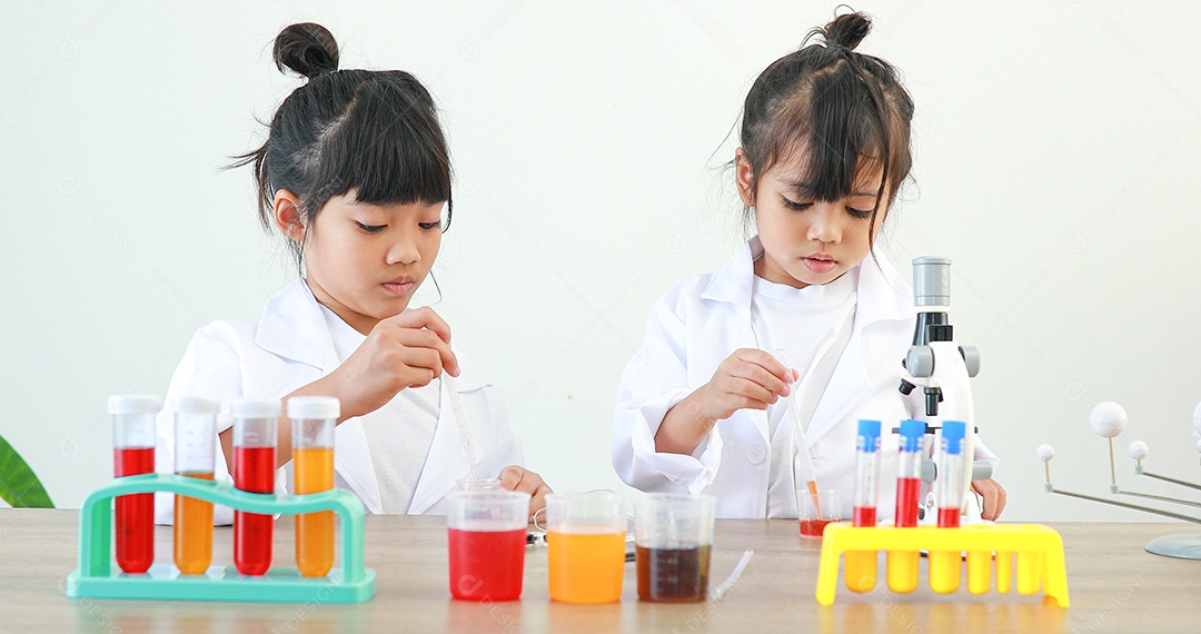 Meninas asiáticas bonitinhas estudantes crianças aprendendo a pesquisar