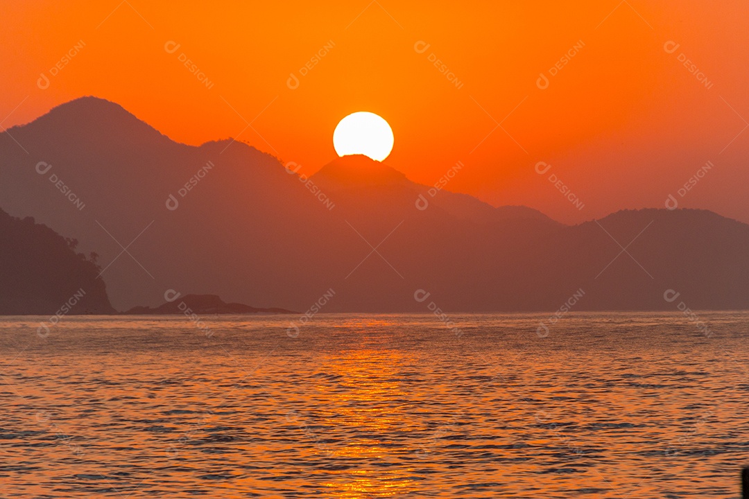 Nascer do sol na praia de Copacabana, no Rio de Janeiro.