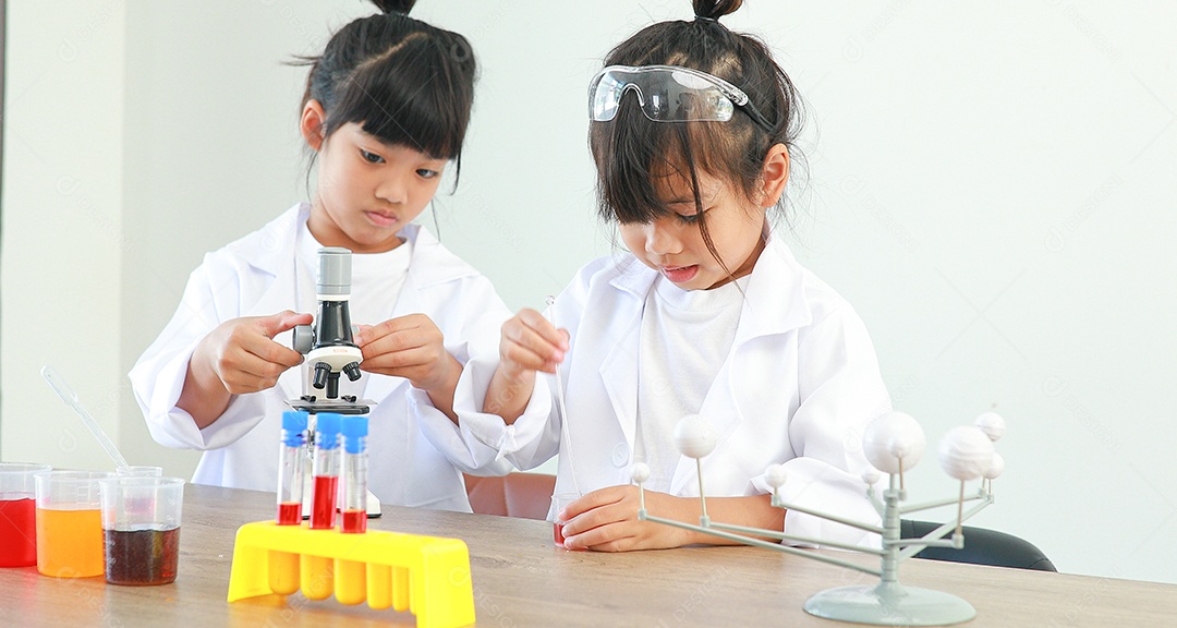 Meninas asiáticas bonitinhas estudantes crianças aprendendo a pesquisar