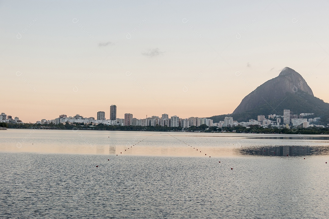 pôr do sol na Lagoa Rodrigo de Freitas, no Rio de Janeiro.