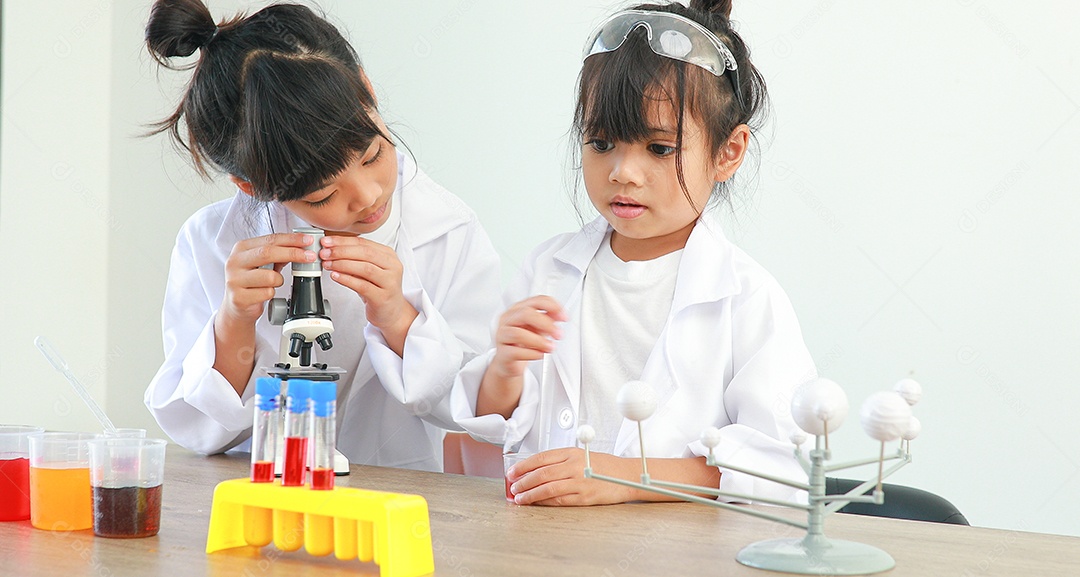 Meninas asiáticas bonitinhas estudantes crianças aprendendo a pesquisar